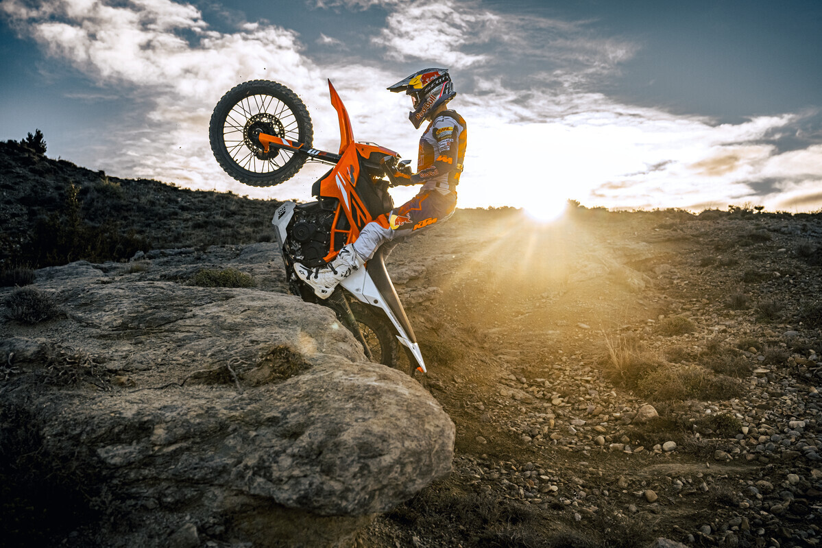 662288_MY25 KTM 390 ENDURO R R-Action- Cat A_01_ACTION_KTM 125 _ 390 ENDURO R_12060